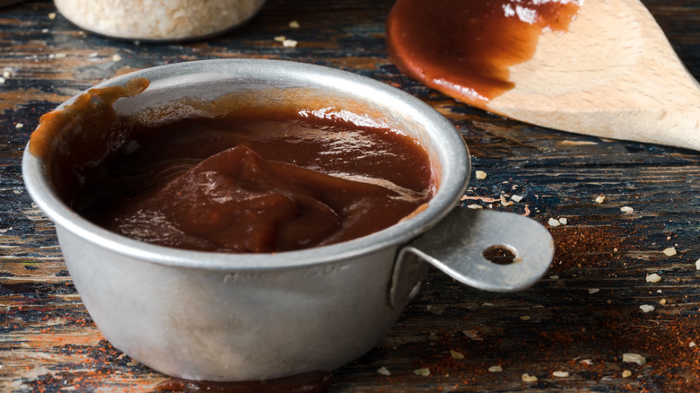 bbq sauce in bowl