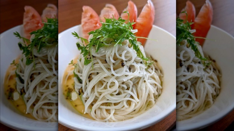 Japanese noodles garnished with tonburi