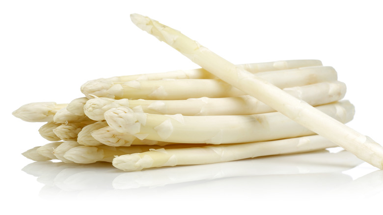 White asparagus with ham and potatoes