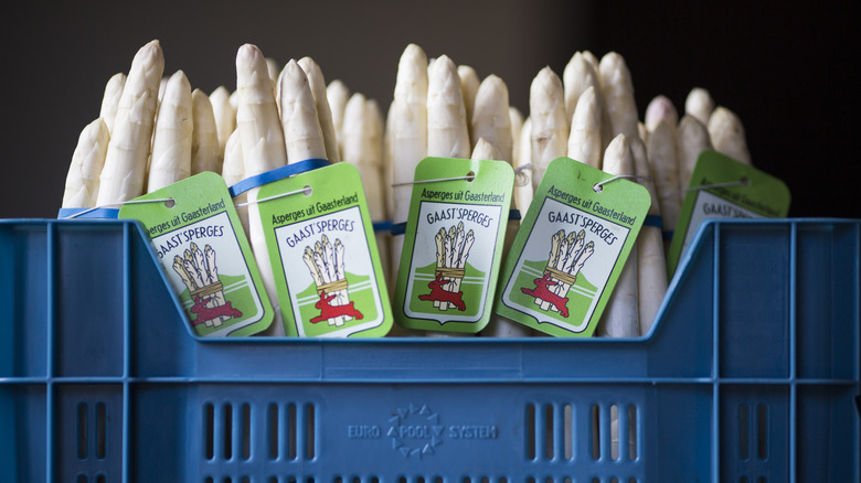 Box of white asparagus