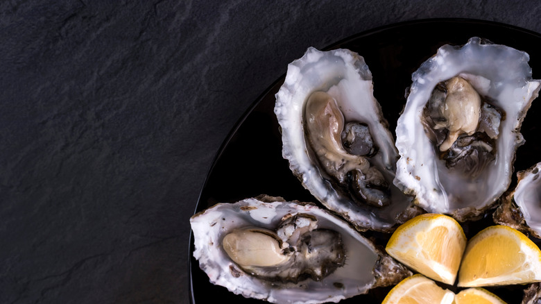 fresh oysters with lemon wedges