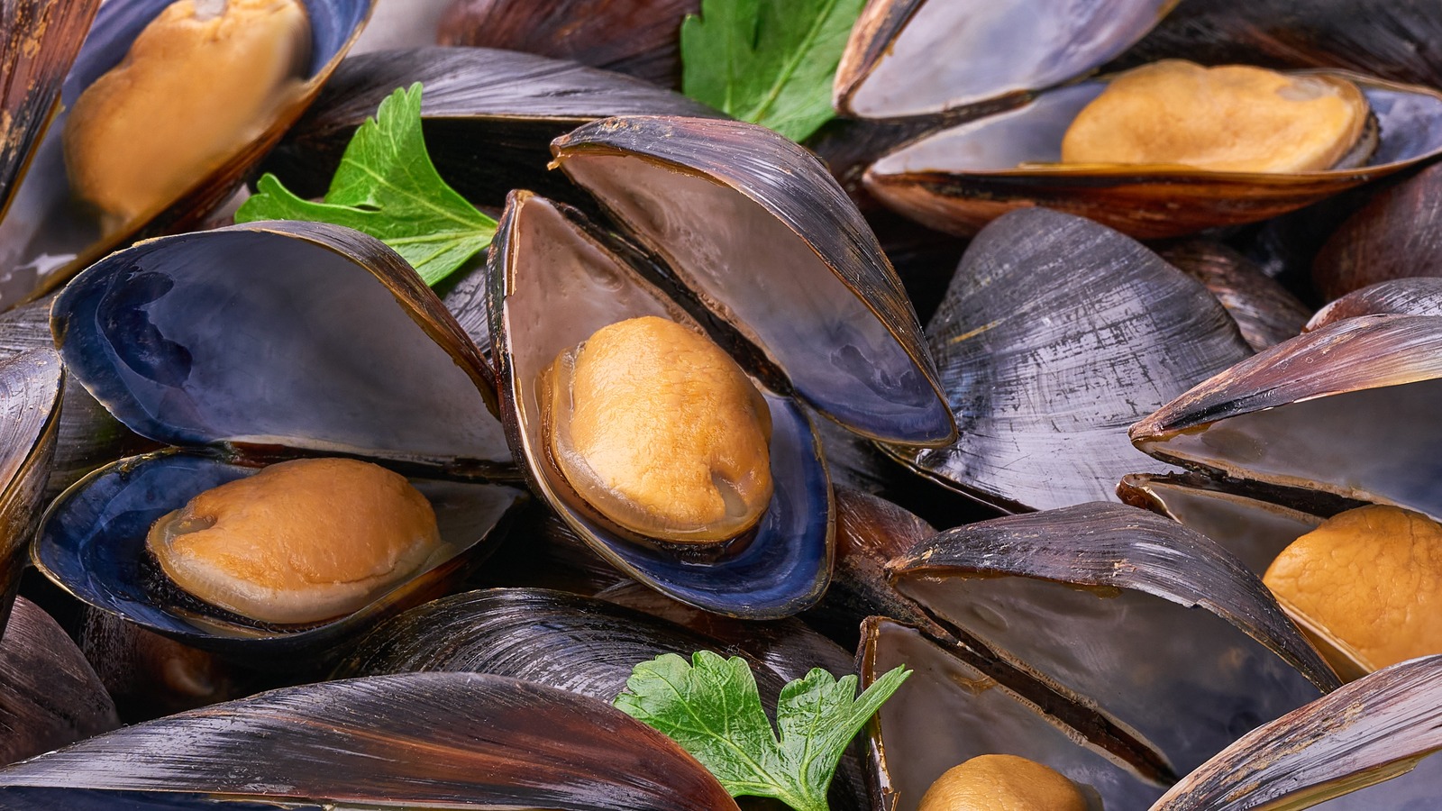 What It Actually Means To Debeard Mussels