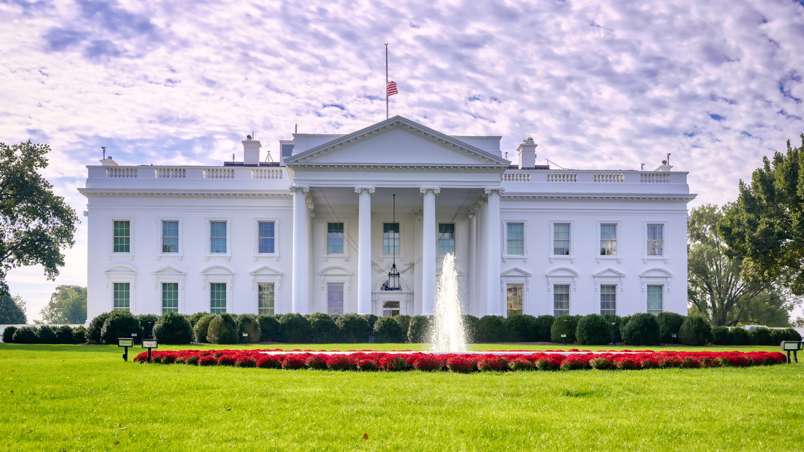 https://www.tastingtable.com/img/gallery/what-makes-2022s-gingerbread-white-house-unique/l-intro-1669712939.jpg