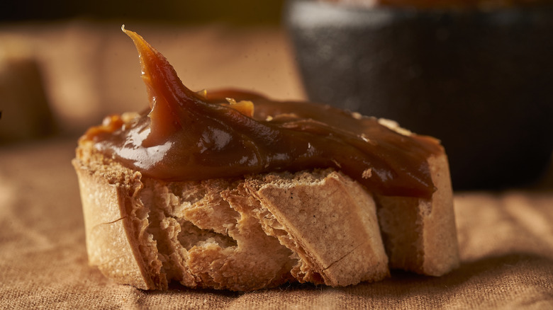 dulce de leche on bread and bowl