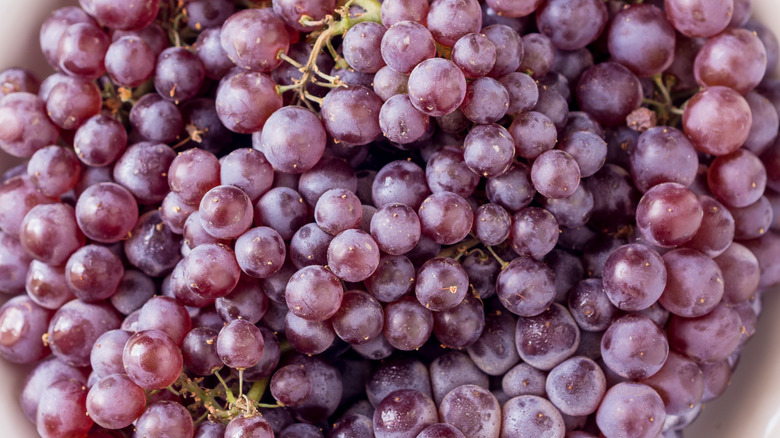 Corinth grapes in a bowl