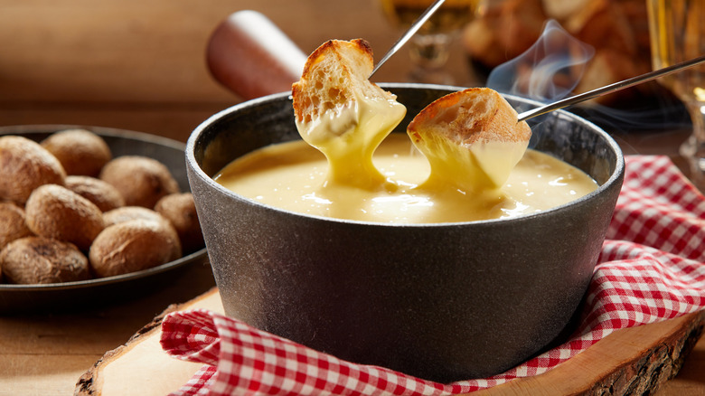 fondue with bread 