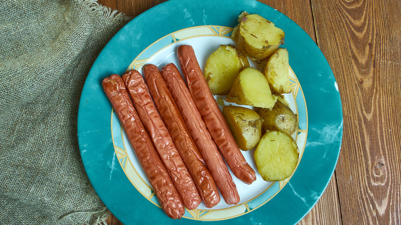 Rødpølser served with potatoes