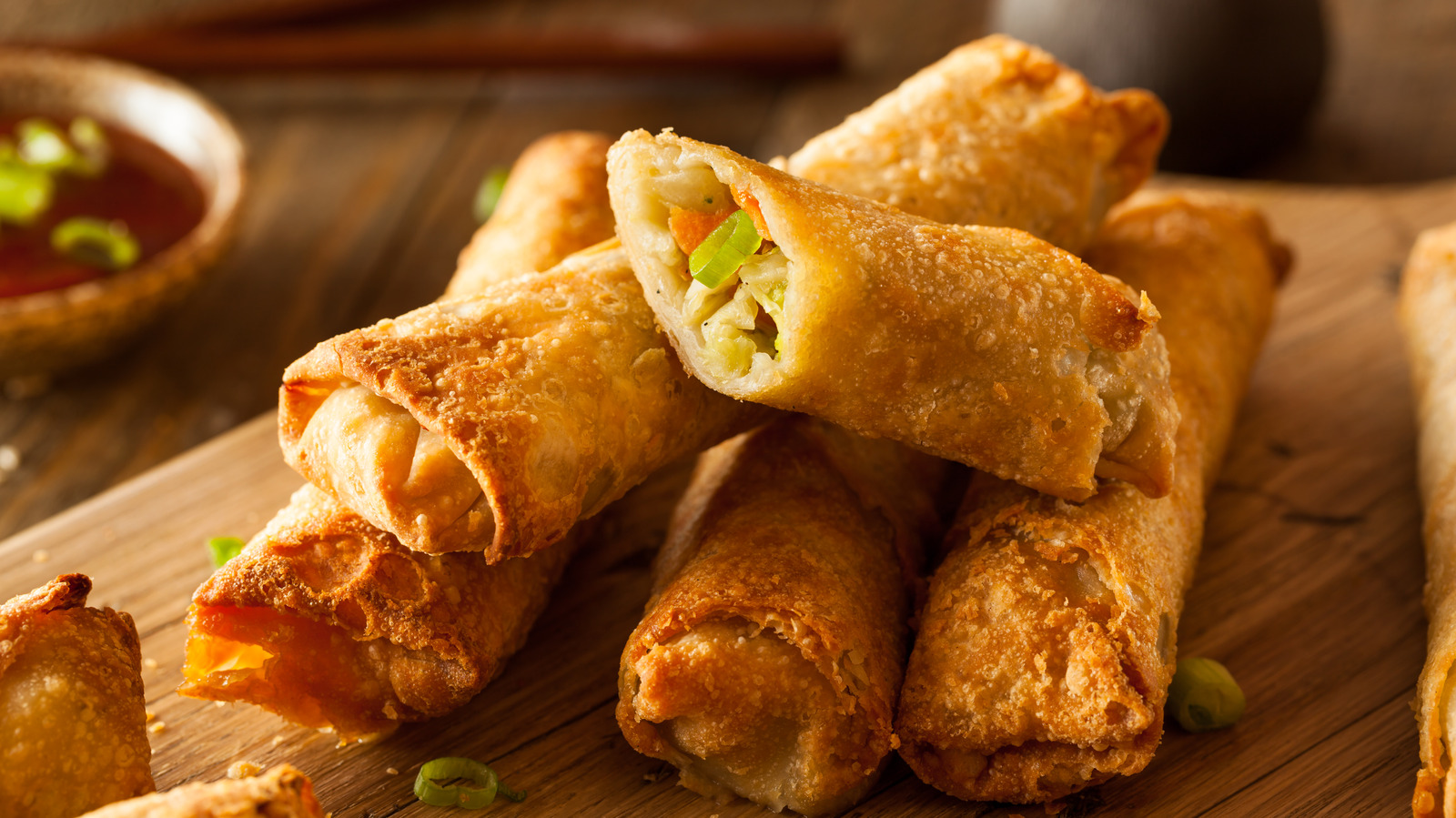 https://www.tastingtable.com/img/gallery/what-makes-egg-rolls-different-than-spring-rolls/l-intro-1694012943.jpg