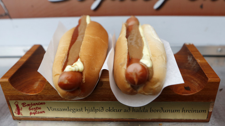 Icelandic hot dogs in tray