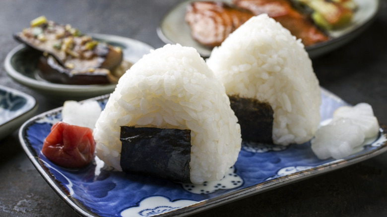 Onigiri on small retangular plate