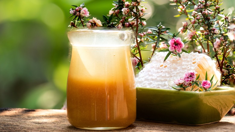 Manuka honey jar with flowers