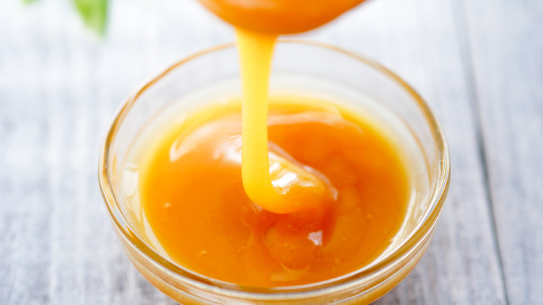 Manuka honey in bowl