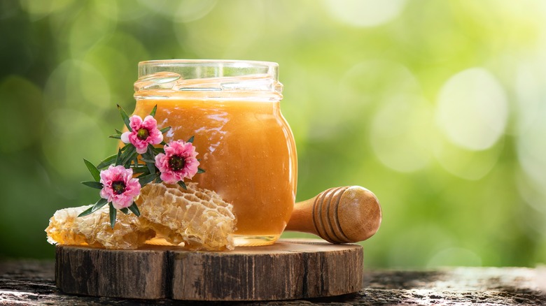 Manuka honey jar with flowers