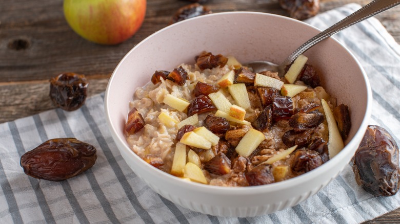 Oatmeal with apples and dates 