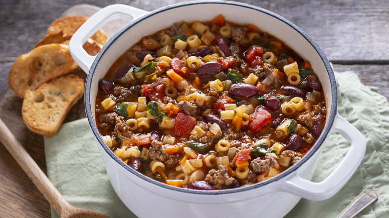 Minestrone soup with toasted bread