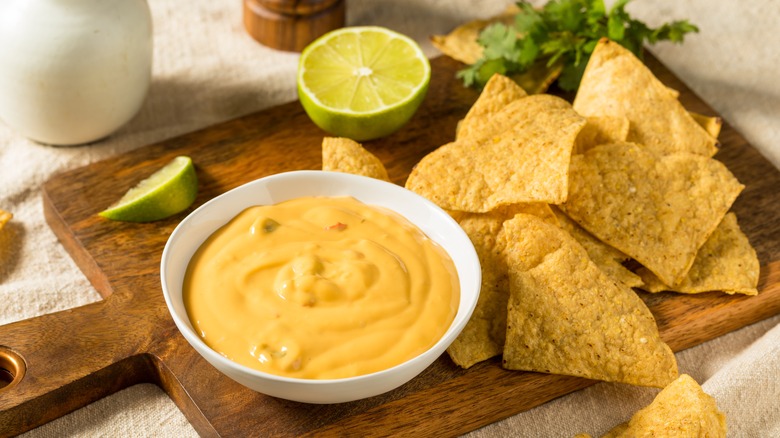 melted cheese queso dip