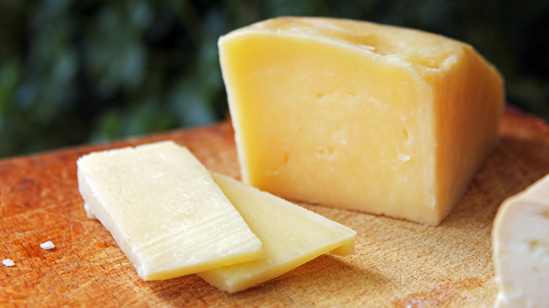 slices and chunk of white cheddar cheese