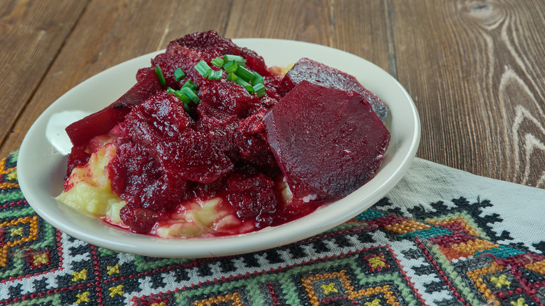 Shpundra in beetroot sauce