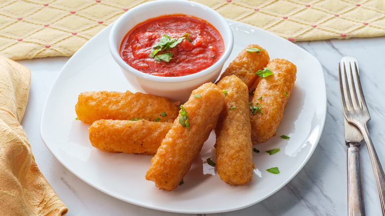 Mozzarella sticks with marinara