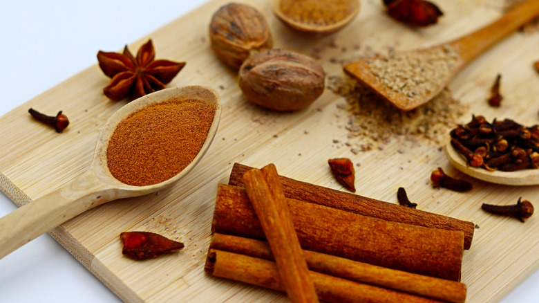 Cutting board with spices