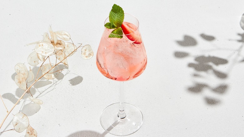 Lillet spritz with strawberry