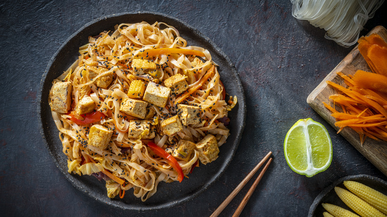 Overview of pad Thai with tofu on plate 