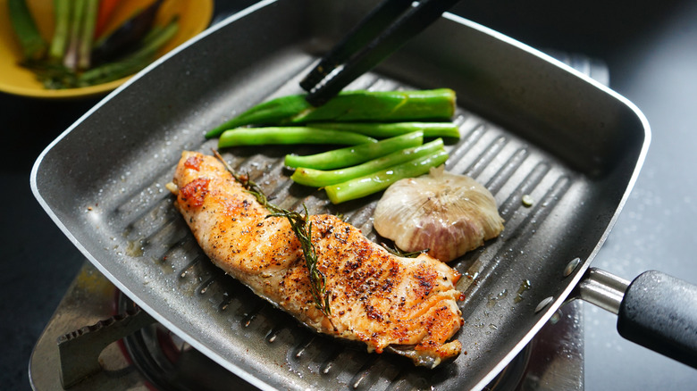 Salmon cooks in teflon pan