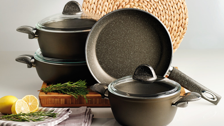 https://www.tastingtable.com/img/gallery/what-to-consider-when-choosing-between-ceramic-and-teflon-pans/intro-1668624058.jpg