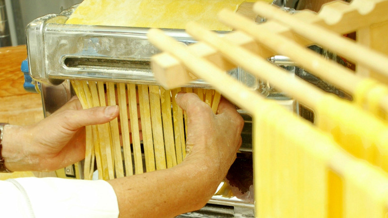 Pasta drying and in pasta machine