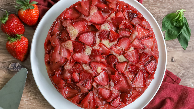 Overview of a strawberry-basil upside down cake