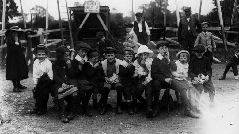 children eating outside 