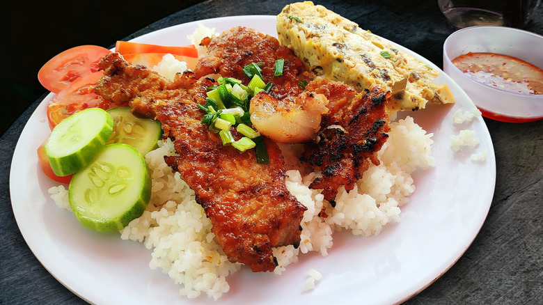 traditional Vietnamese lunch 