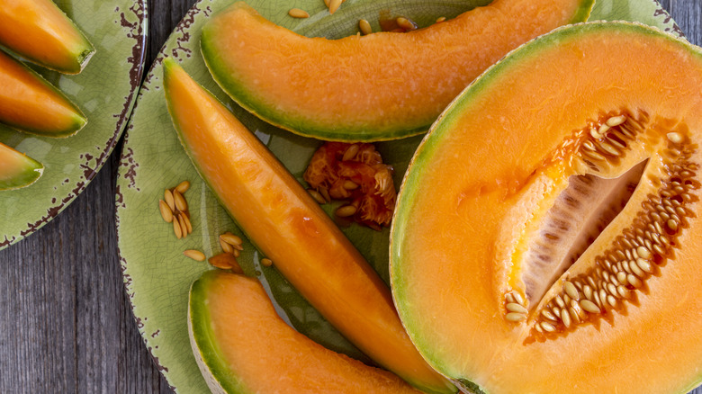 sliced cantaloupe