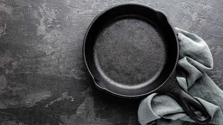 https://www.tastingtable.com/img/gallery/what-you-should-consider-before-buying-a-cast-iron-skillet/intro-1652212424.jpg