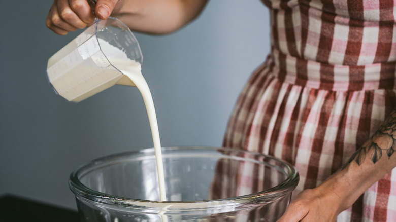 https://www.tastingtable.com/img/gallery/what-you-should-know-before-substituting-milk-for-heavy-cream/intro-1640186575.jpg