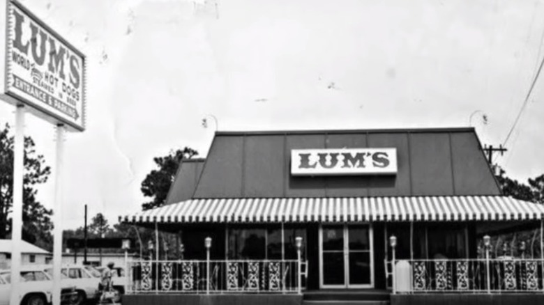 Lum's restaurant exterior