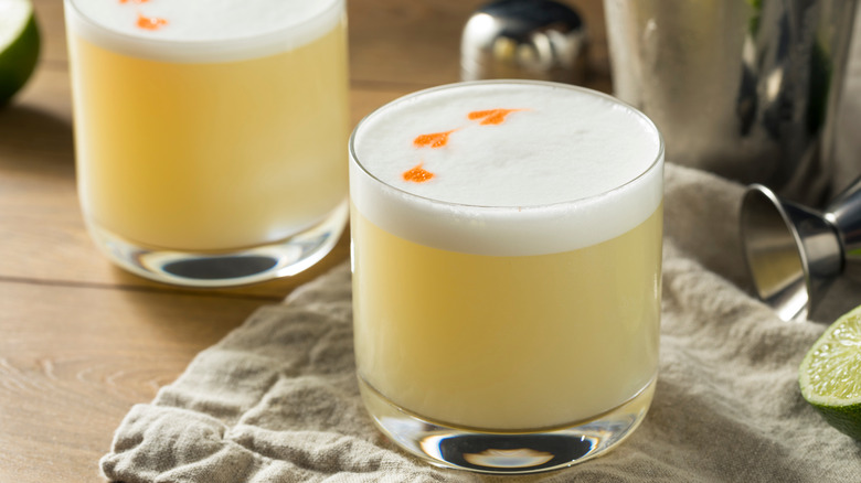 Whiskey sour with egg whites and bitters 