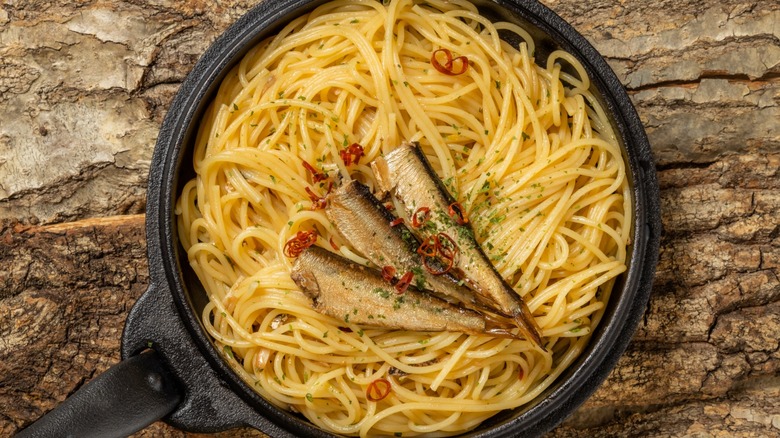 Spaghetti with Garlic, Anchovies, and Parsley