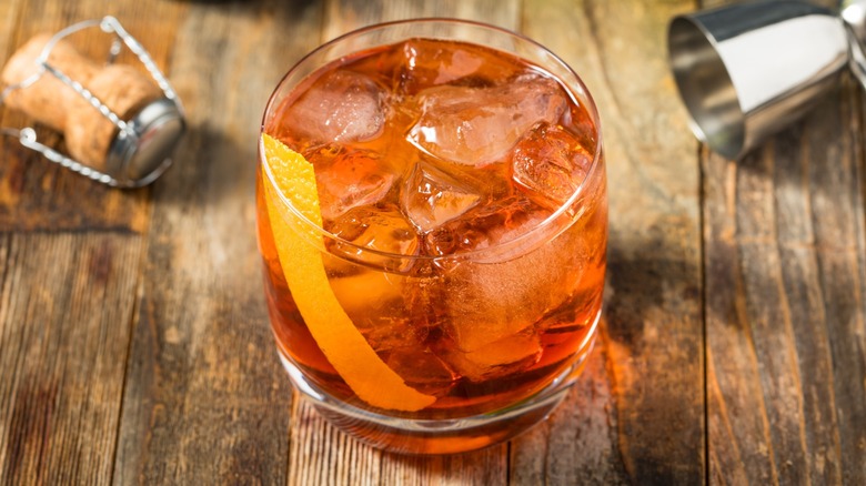 A Negroni Sbagliato cocktail with Prosecco