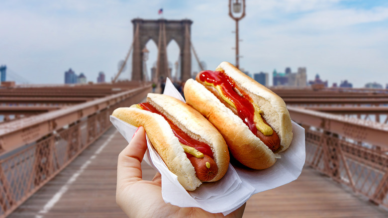 Hotdogs on the Brooklyn bridge