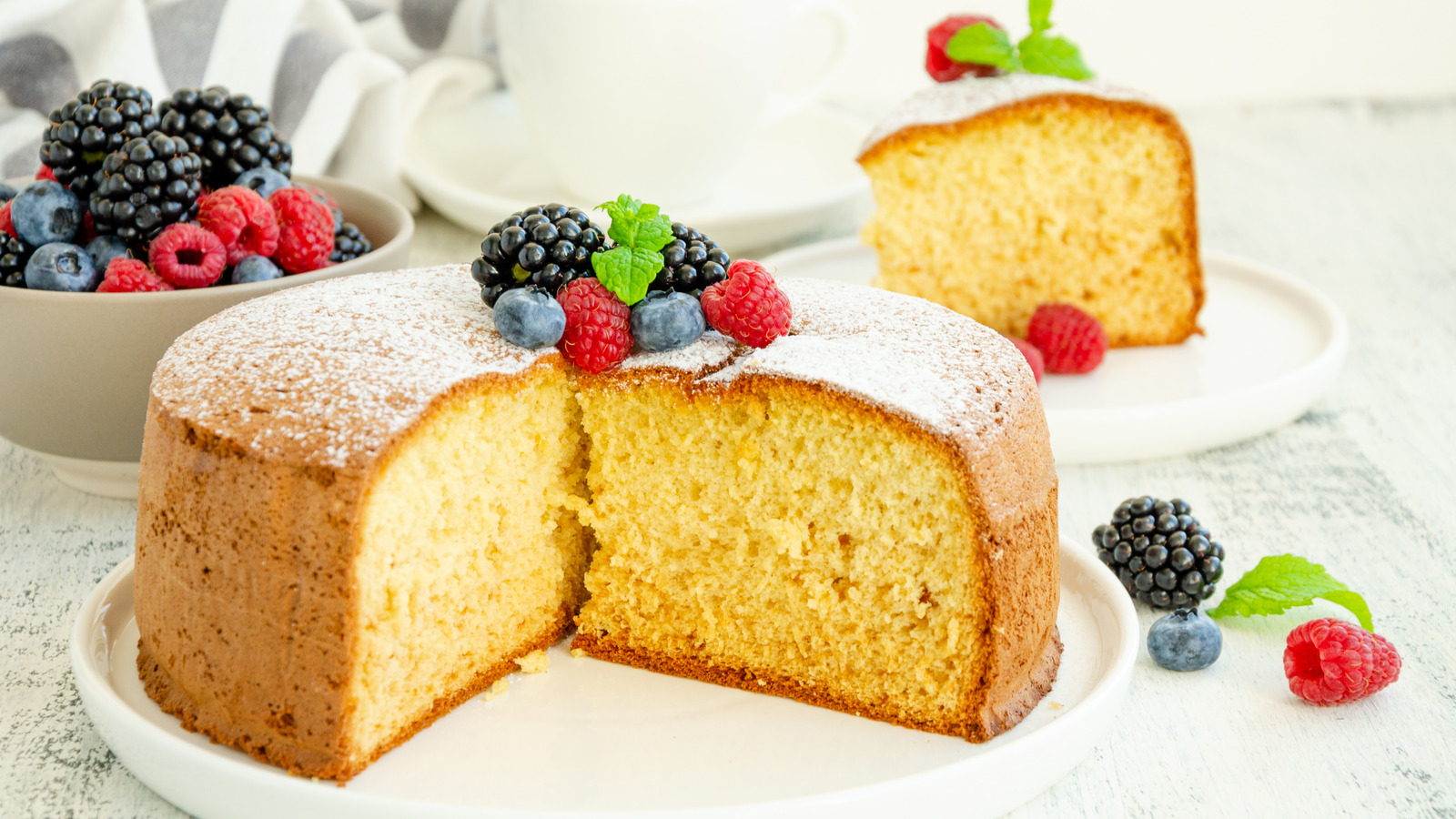 The Great Debate: Tiered Cake or Cupcakes | Virginia Bride Magazine