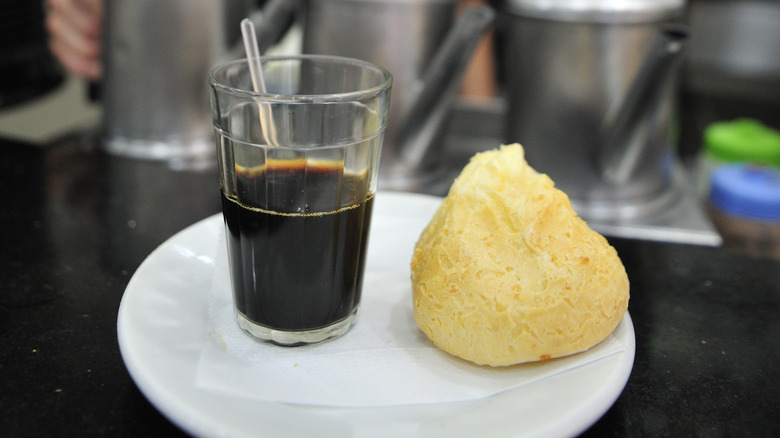 cafézinho and pao de queijo