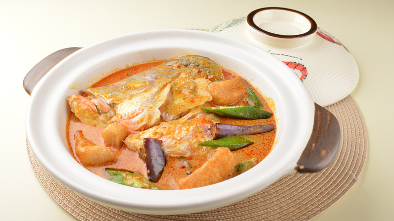 fish head curry in clay pot 