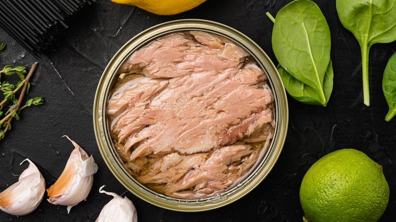 canned tuna in oil with garlic, spinach, lime