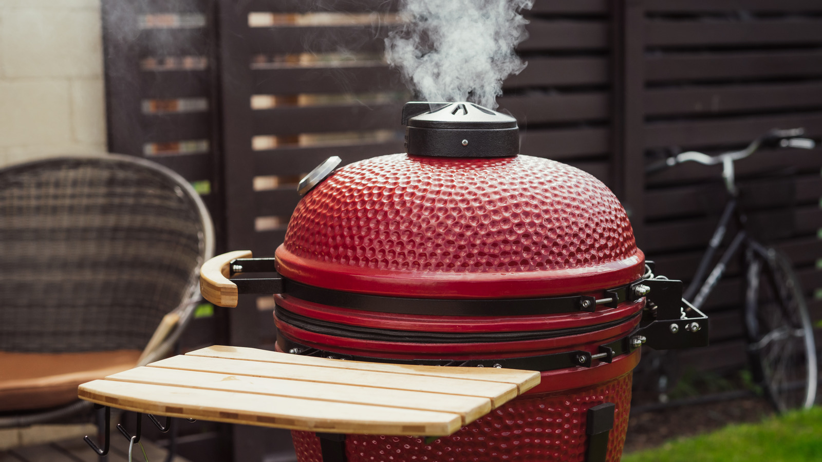 When should the ventilation slots remain open or closed when grilling?