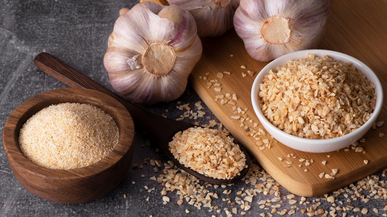 Bowls of garlic powder and granulates 