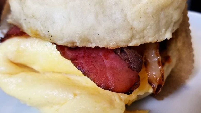 egg meatmuffin sandwich with bacon