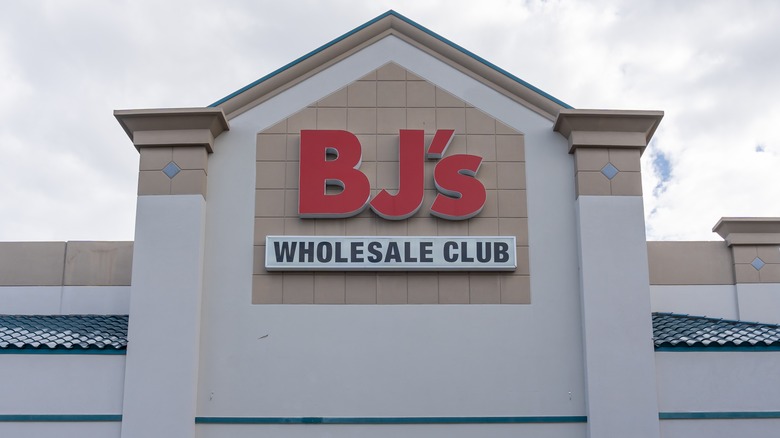 BJ's store exterior