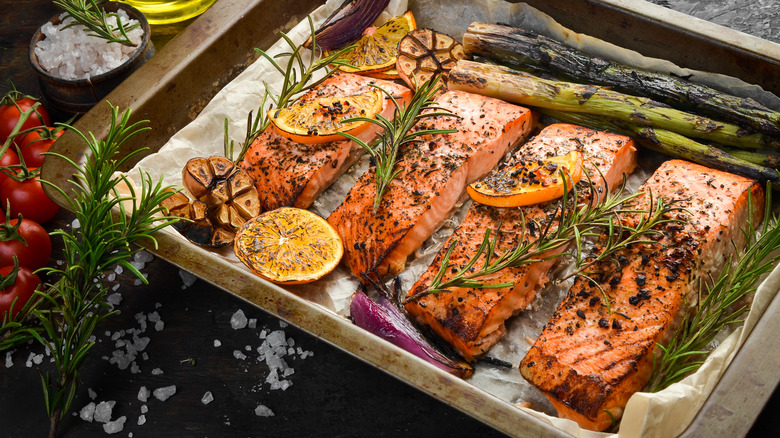 baked salmon with veggies and lemons