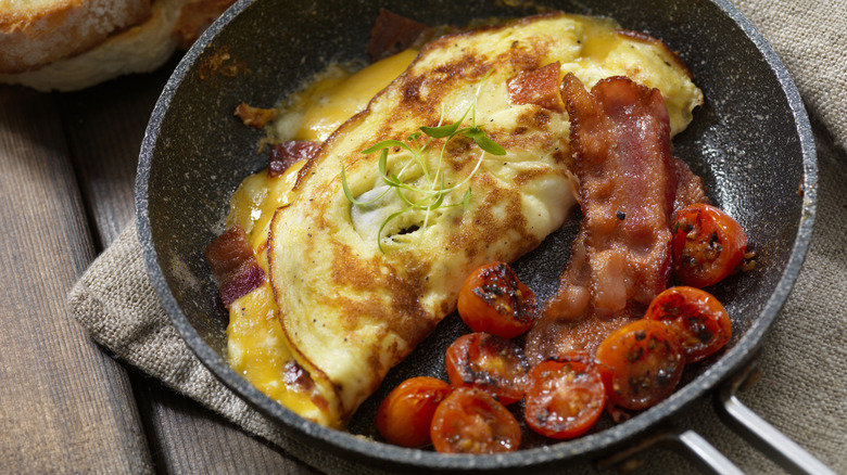 Omelet, bacon and tomatoes